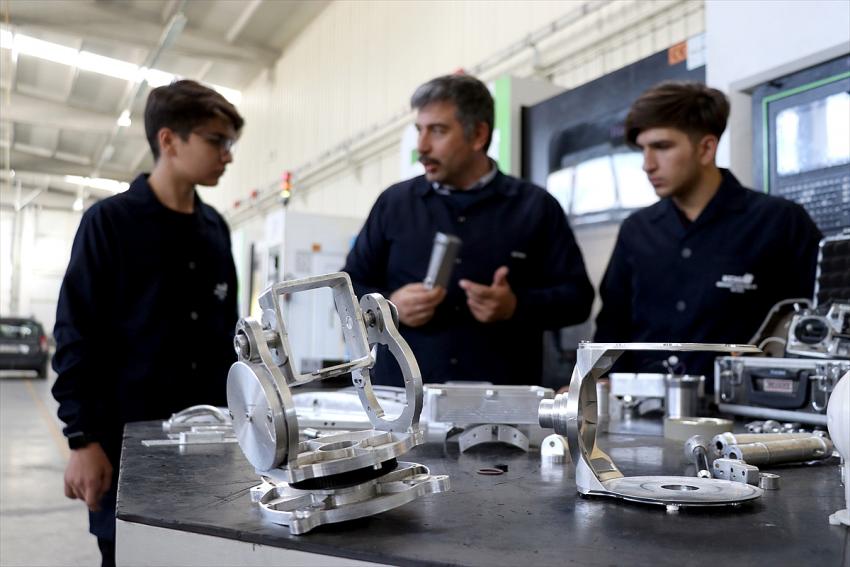 Konya'daki meslek lisesi savunma sanayisine seri üretim yapıyor