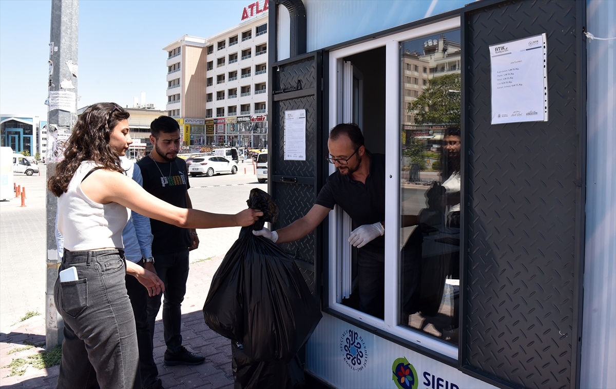 Konya'daki "Atık Kumbara" projesiyle hem çevre hem vatandaş kazanıyor