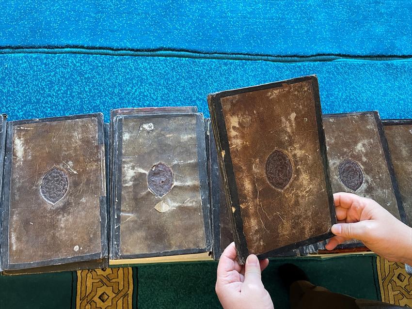 Konya'daki tarihi camide 450 yıllık el yazması Kur'an-ı Kerim bulundu