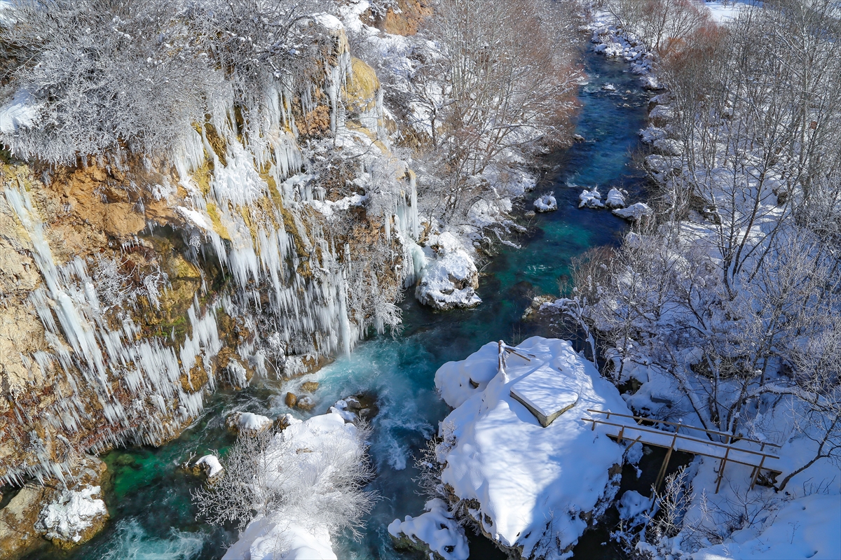 Konya'daki Yerköprü Şelalesi'nden kış ortasında buhar çıkıyor