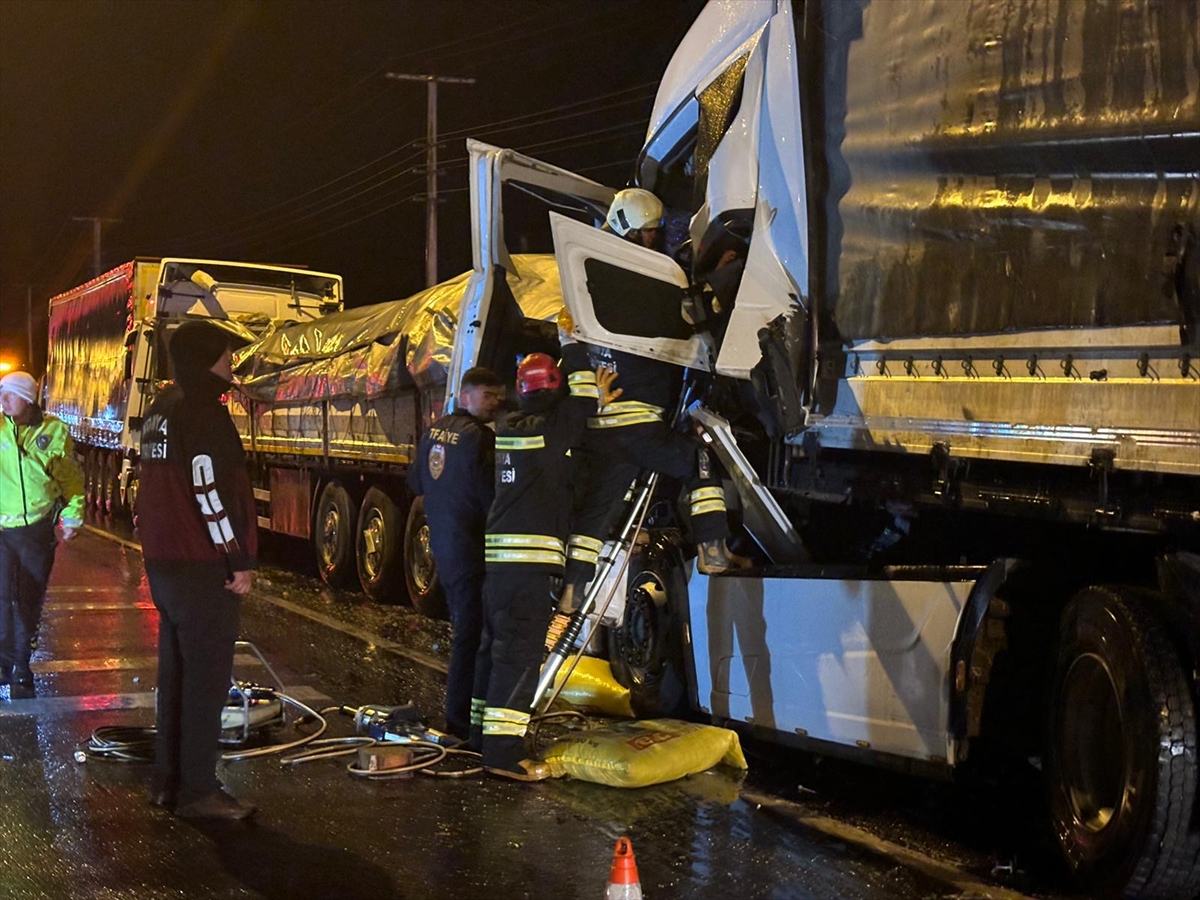 KONYA - Dört tırın karıştığı zincirleme trafik kazasında 1 kişi öldü