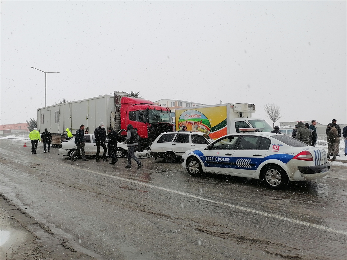 Konya'daki zincirleme trafik kazasında 1 kişi yaralandı