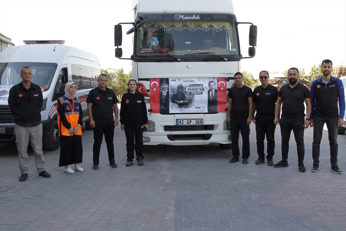 Konya'dan 10 bin gıda kolisi, Pakistan'a ulaştırılmak üzere yola çıkarıldı
