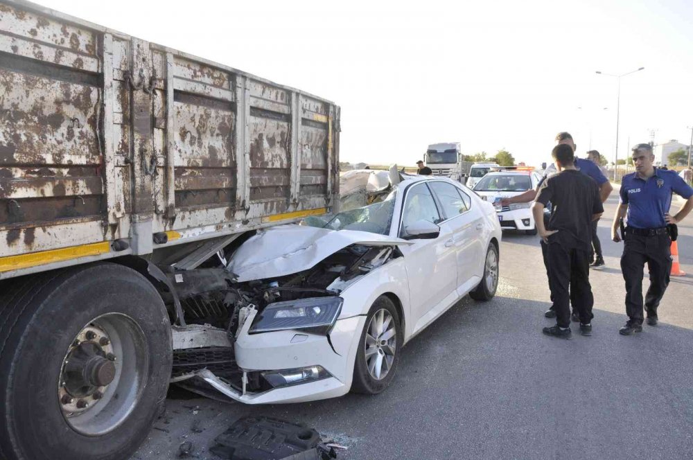 Konya'dan Karaman yönüne giden otomobil duran çekiciye çarptı! 1'i ağır 4 yaralı