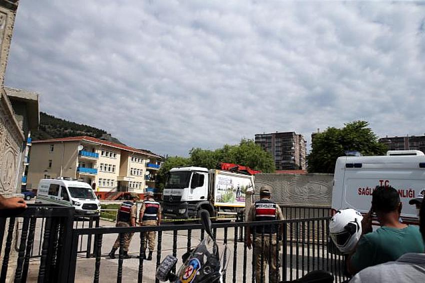 Konya'dan Şifa Bulmak için Tokat'ta gittiler  çöp kamyonun altında kaldılar