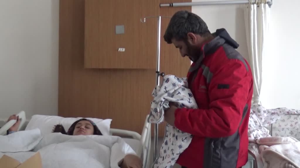 KONYA - Depremzede hamile kadın Konya'da bebeğini kucağına aldı