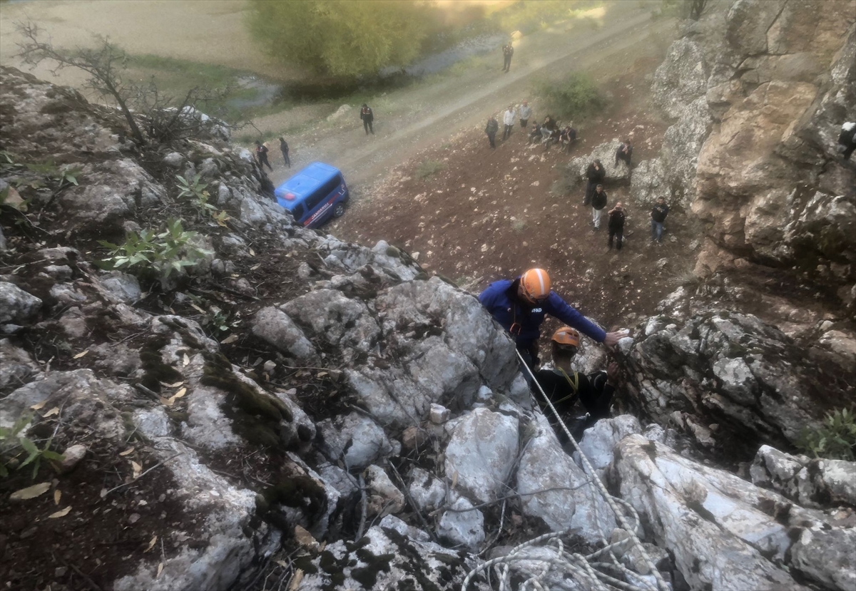 KONYA - Dik kayalıklarda mahsur kalan keçileri AFAD'ın özel dağcı ekibi kurtardı