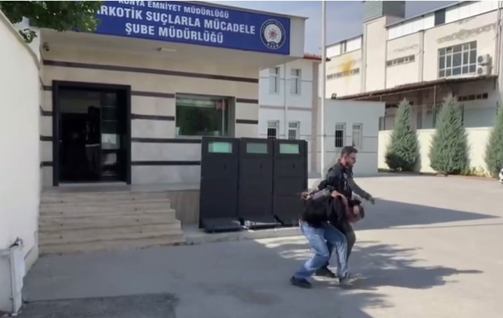 KONYA EMNİYET MÜDÜRLÜĞÜ EKİPLERİ, GENÇLERİ ZEHİRLEMEK İSTEYEN SOKAK SATICILARINA GÖZ AÇTIRMIYOR