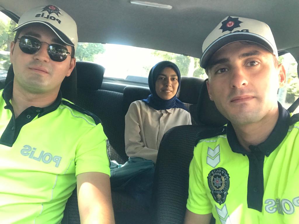 KONYA EMNİYET MÜDÜRLÜĞÜ EKİPLERİ SINAVA GEÇ KALANI ÖĞRENCİLERİN YARDIMINA KOŞTU