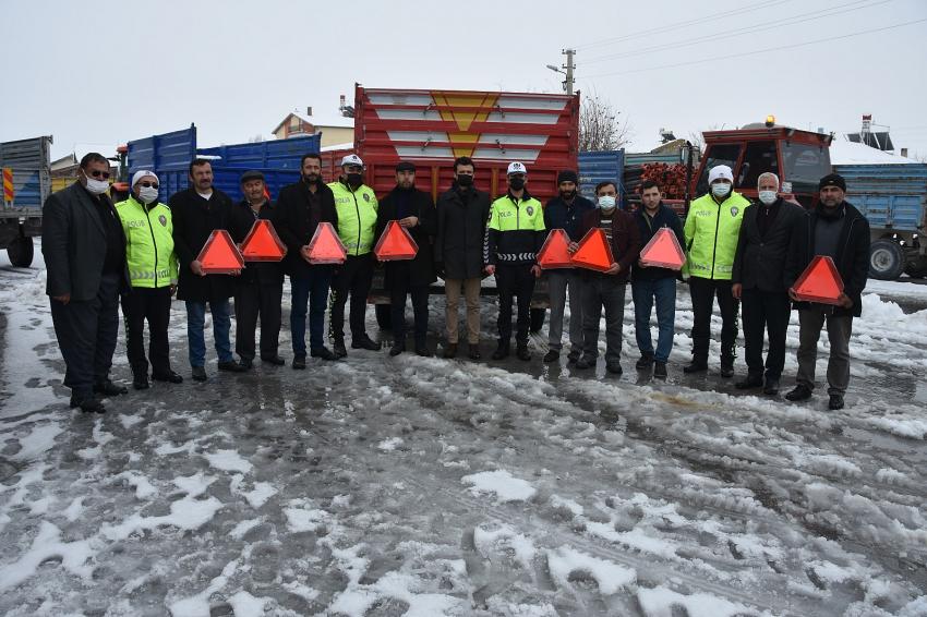 KONYA EMNİYET MÜDÜRLÜĞÜ’NCE TRAKTÖR RÖMORKLARINA REFLEKTÖR TAKILDI