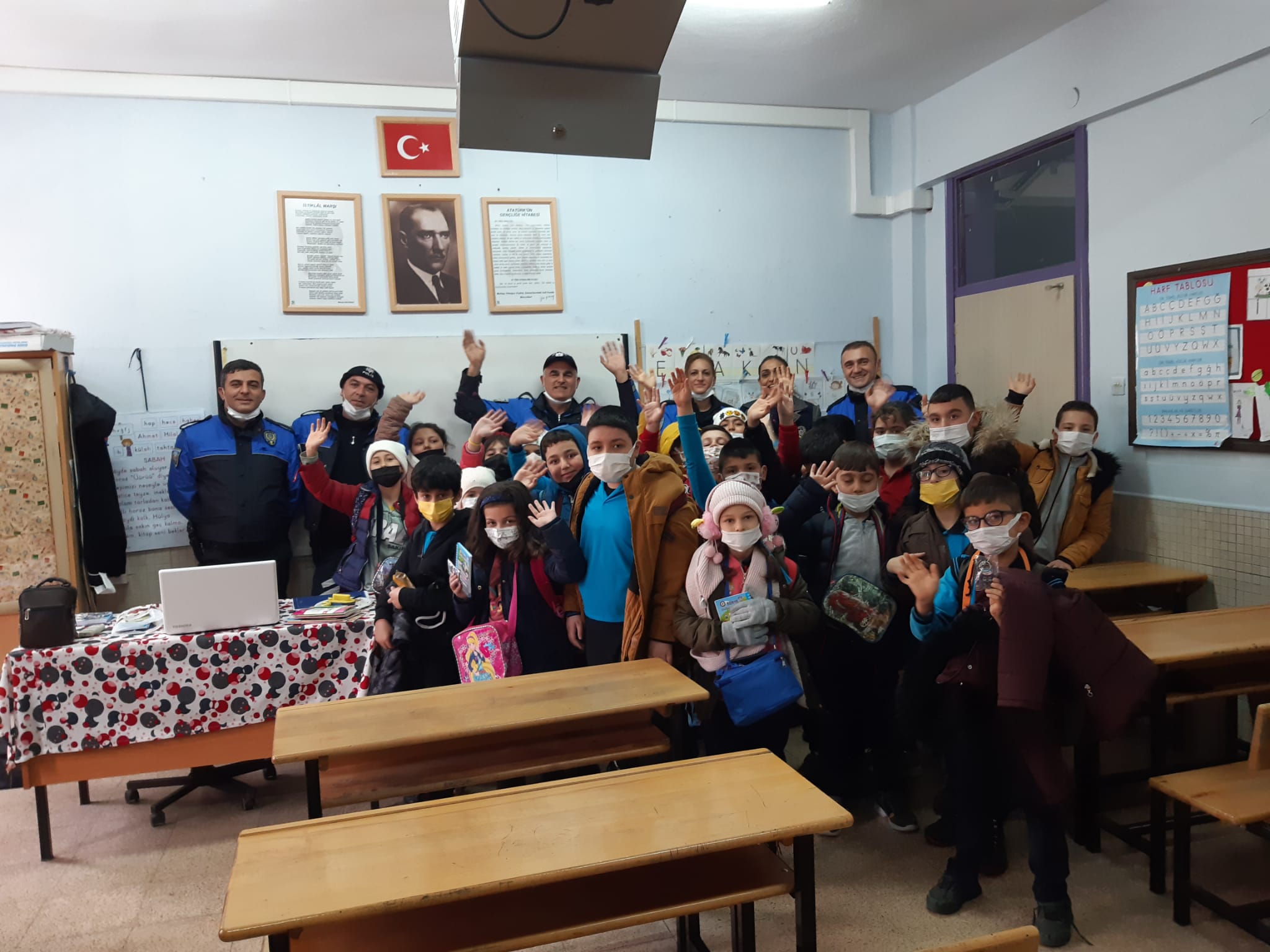 KONYA EMNİYETİNDEN İLKOKULLARA “GÜVENLİ İNTERNET VE GÜVENLİ TRAFİK EĞİTİMİ”