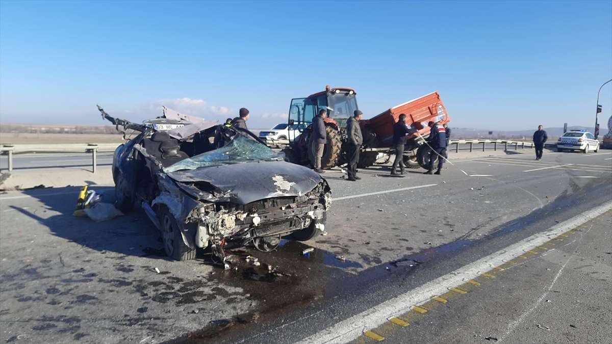 Konya Eskişehir 'yolunda traktörle otomobilin çarpıştığı kazada 3 kişi yaralandı