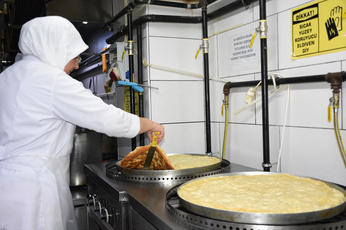 KONYA - Evinde tek başına başladığı unlu mamuller yapımını 150 çalışanıyla sürdürüyor