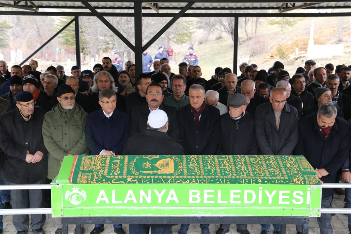 KONYA - Gelecek Partisi Genel Başkanı Davutoğlu, dayısının cenaze törenine katıldı