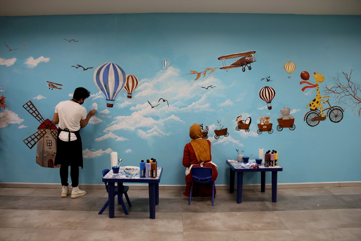 KONYA - Hastanenin duvarları hasta çocukların hayal dünyasıyla renkleniyor