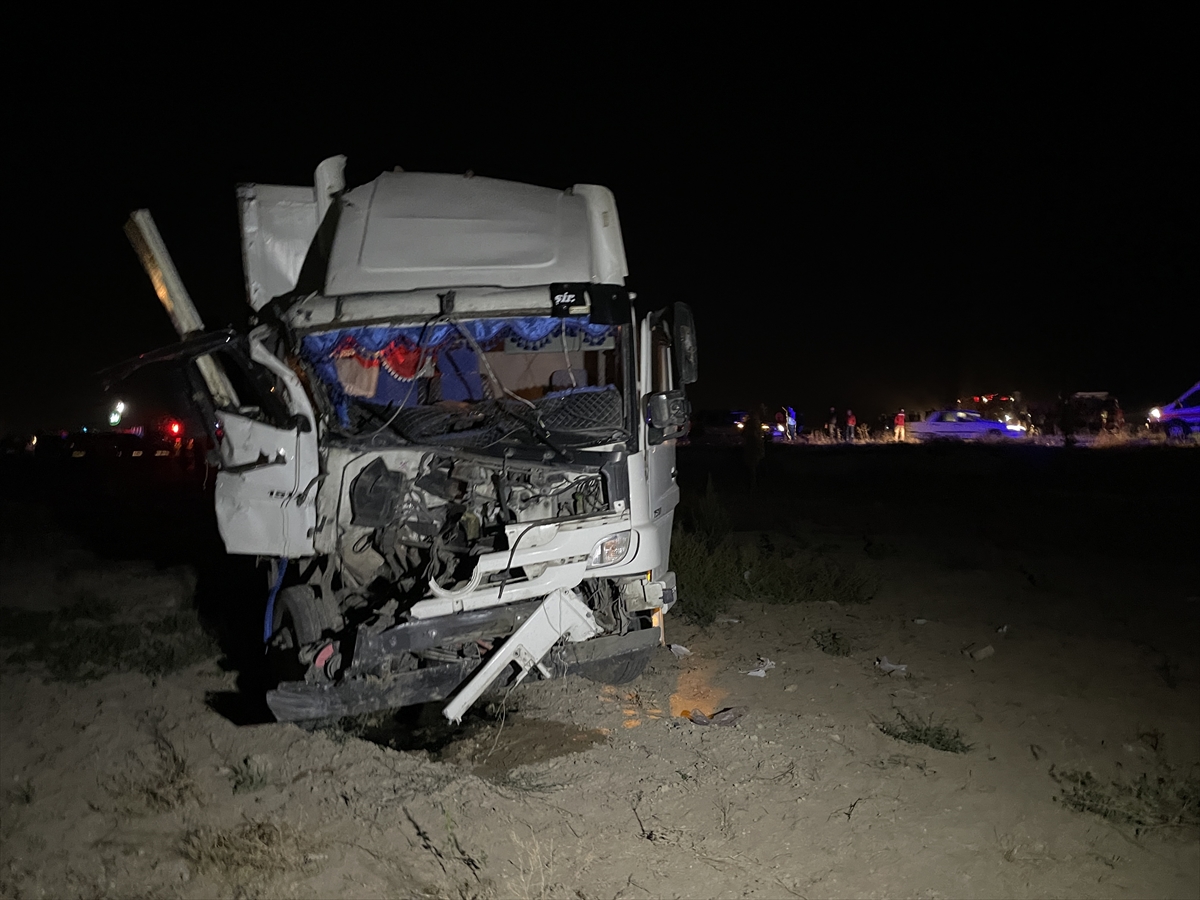 KONYA - İki kamyon ve bir otomobilin karıştığı kazada 2 kişi öldü, 8 kişi yaralandı