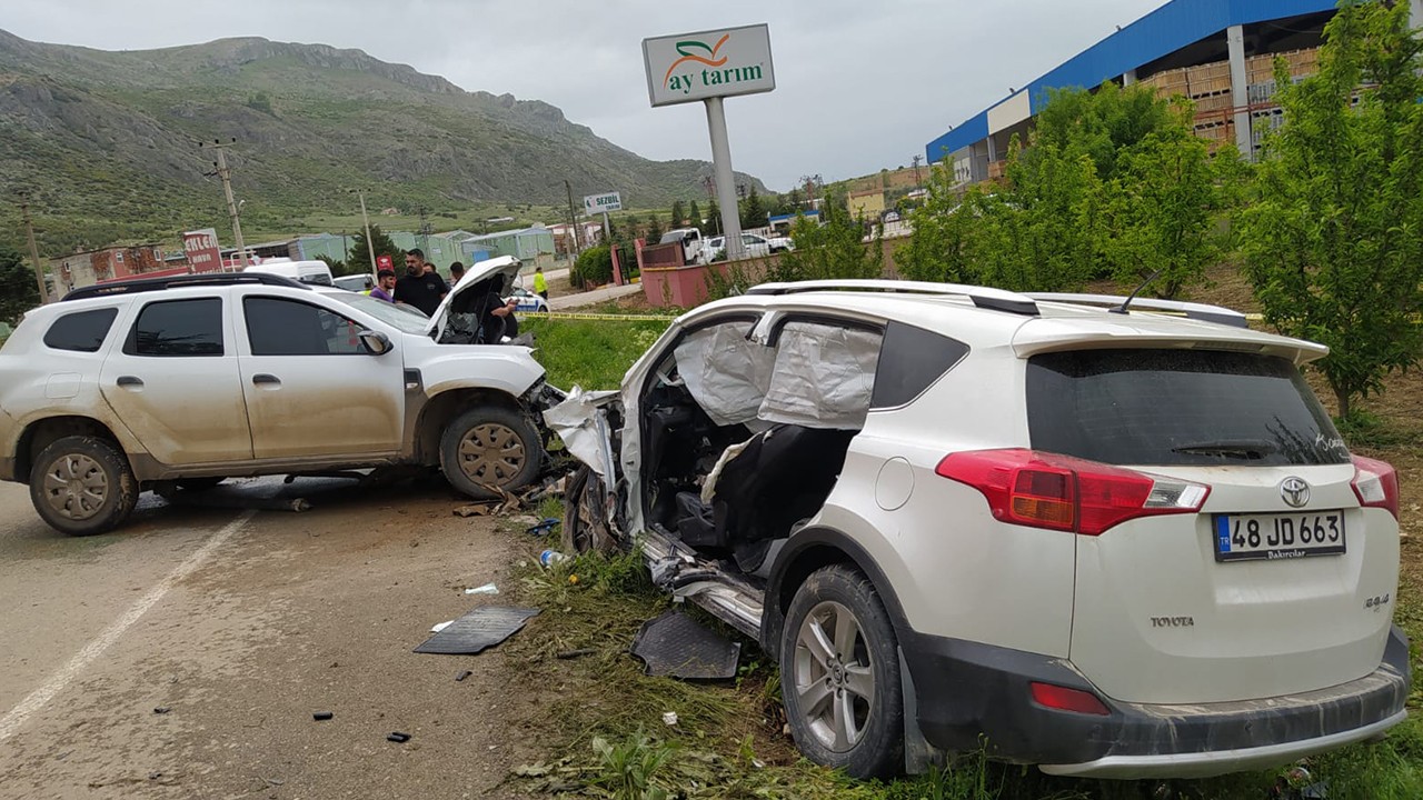 Konya- Isparta kara yolunda trafik kazası:1 kişi öldü, 4 kişi yaralandı