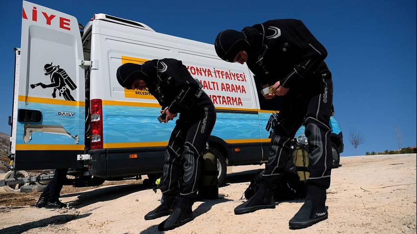 Konya İtfaiyesi Su Altı Arama ve Kurtarma ekibi dondurucu soğukta tatbikat yapıyor