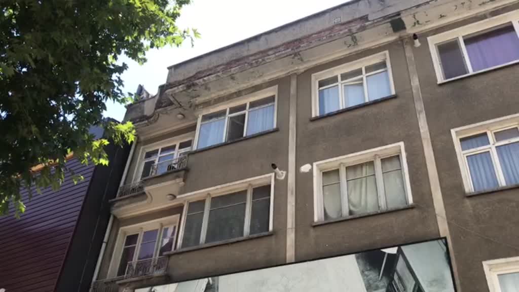 KONYA - Kaldırımda yürürken üzerine binadan beton parçaları düşen baba ile kızı yaralandı