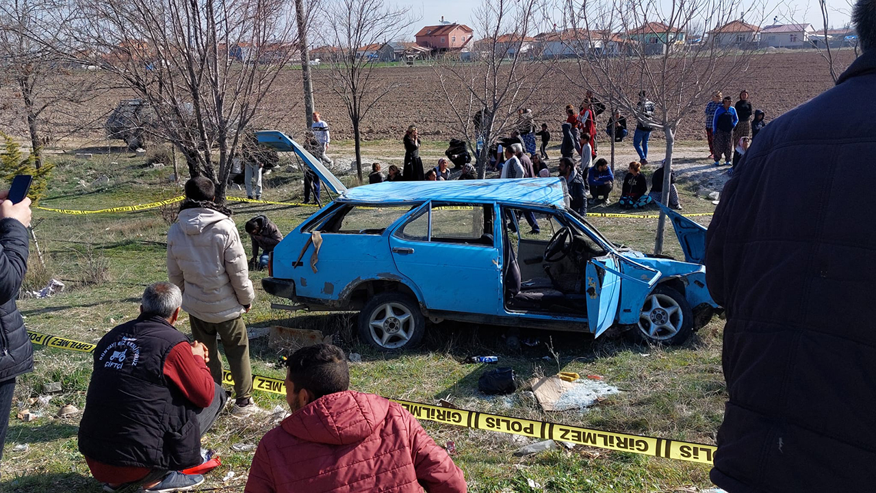 Konya'da otomobil otobüs durağında bekleyenlere çarptı, 4 kişi öldü