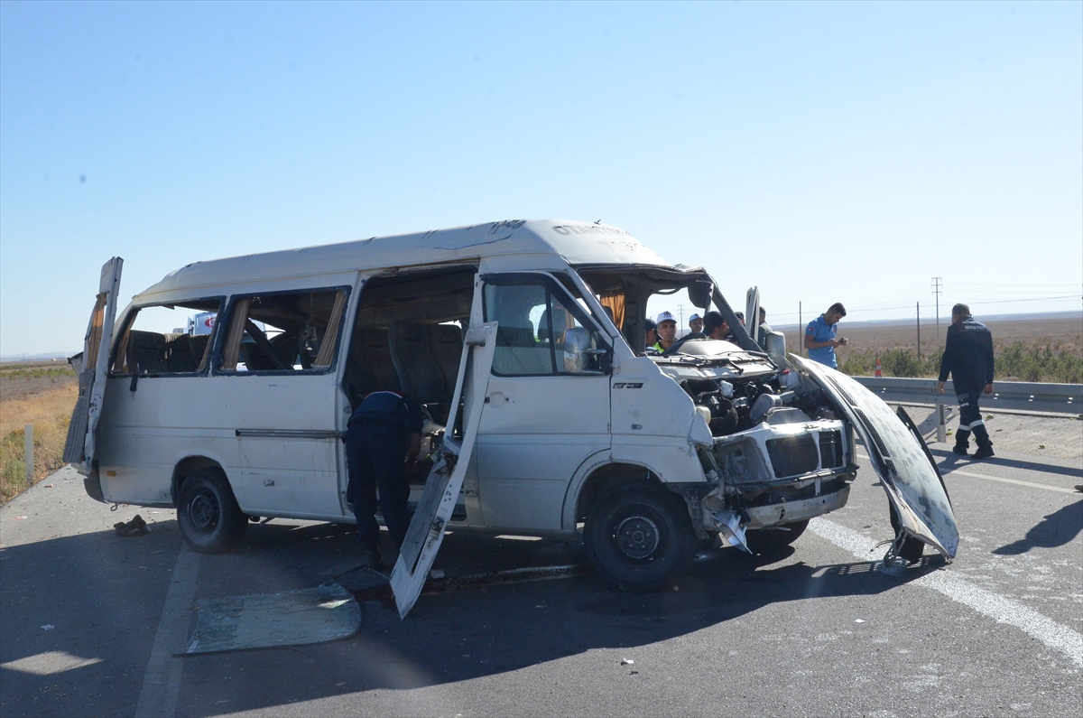 Konya Karaman yolunda minibüsün devrilmesi sonucu 1 kişi öldü, 10 kişi yaralandı