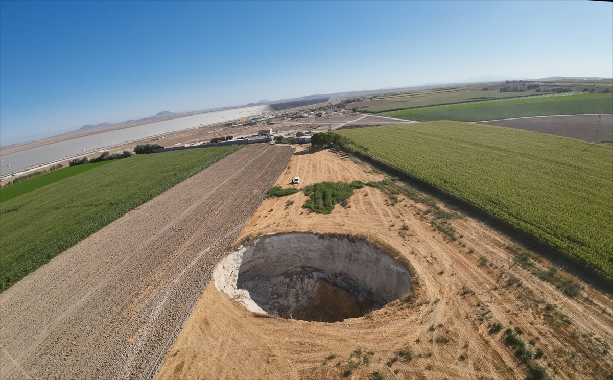 KONYA - Karapınar'da 40 metre derinliğinde 50 metre çapında yeni bir obruk oluştu
