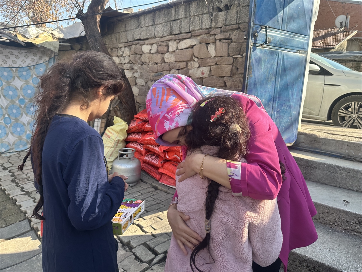 KONYA - Koruyucu aile yanında büyüyen Aslı, yaptıklarıyla çocukların yüreklerine dokunuyor