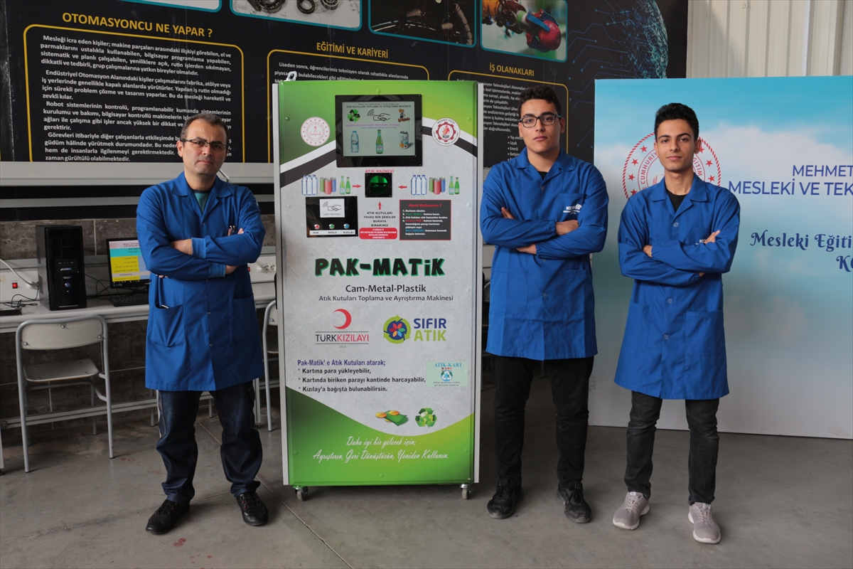 KONYA - Meslek liseliler atıkları ayrıştırıp tanımlı karta para yükleyebilen makine üretti
