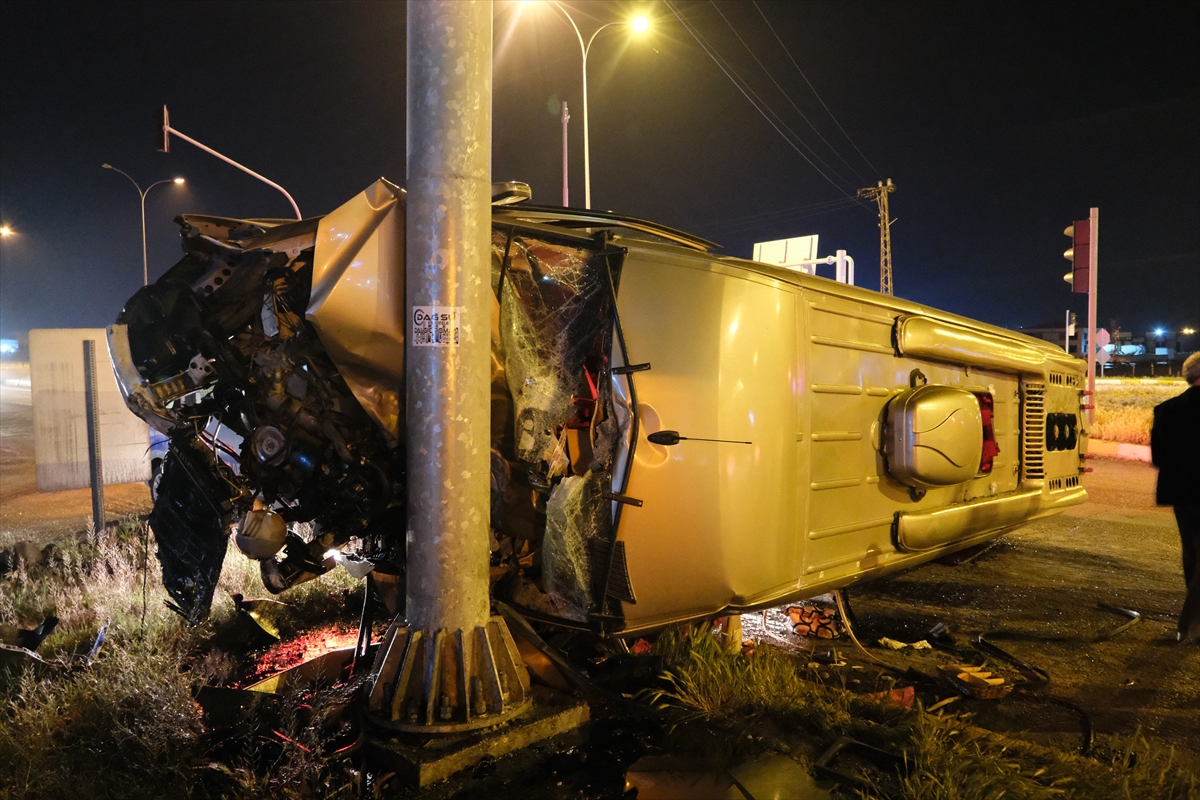 KONYA - Midibüsle panelvanın çarpışması sonucu 24 kişi yaralandı