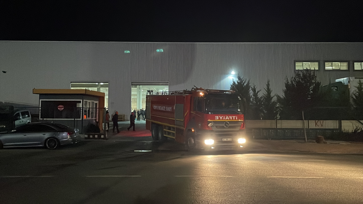 KONYA - Mobilya fabrikasında çıkan yangında 5 işçi dumandan etkilendi