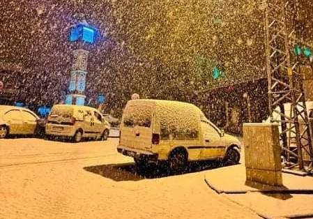 Konya’nın Derbent ilçesine gece saatlerinde lapa lapa kar yağdı.