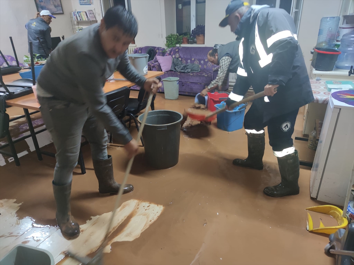 Konya'da Şiddetli  yağış  sonrası bazı ev ve iş yerlerinde su baskınları yaşandı.