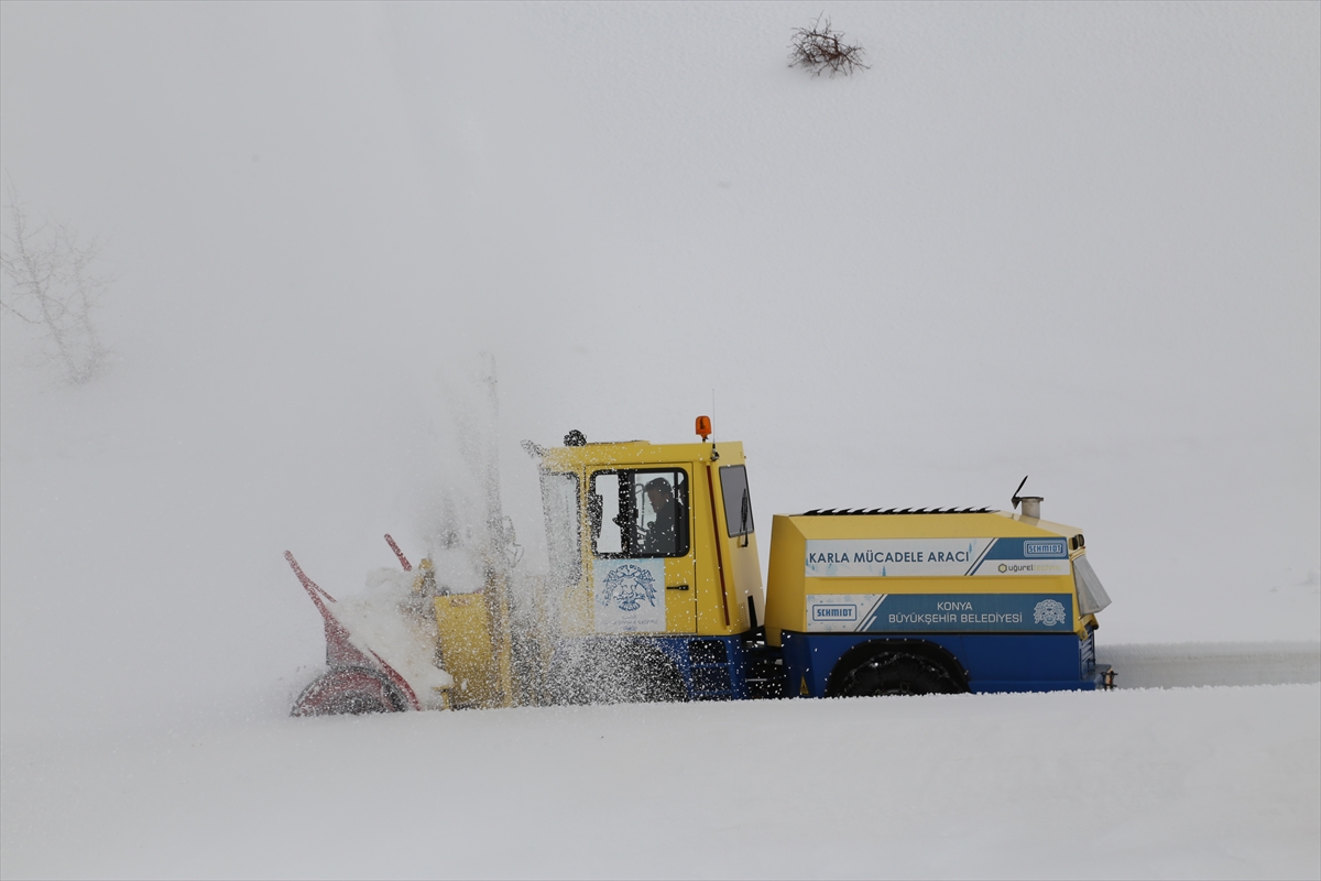 Konya'nın yüksek kesimlerinde karla mücadele çalışmaları devam ediyor