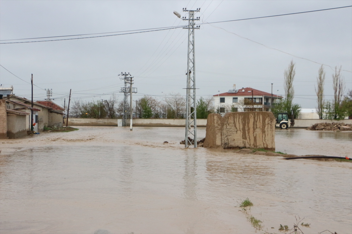 Konya'nın Yunak ilçesinde şiddetli yağış su baskınlarına neden oldu