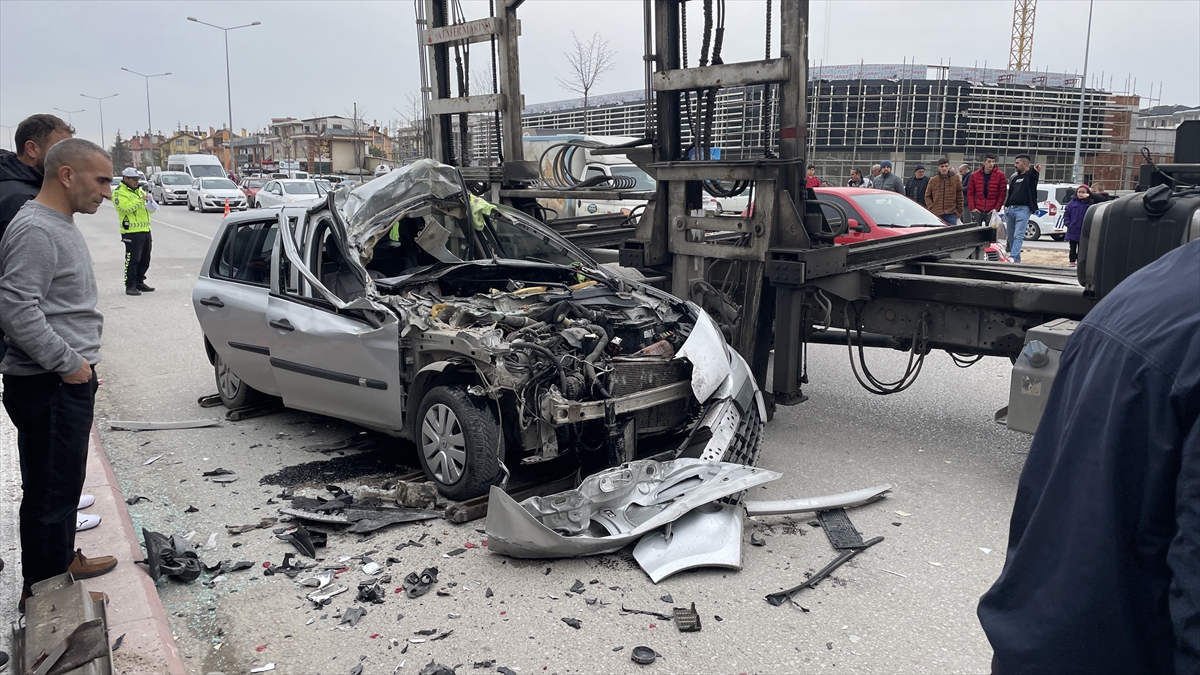 KONYA - Otomobil park halindeki tıra çarptı 1 kişi öldü