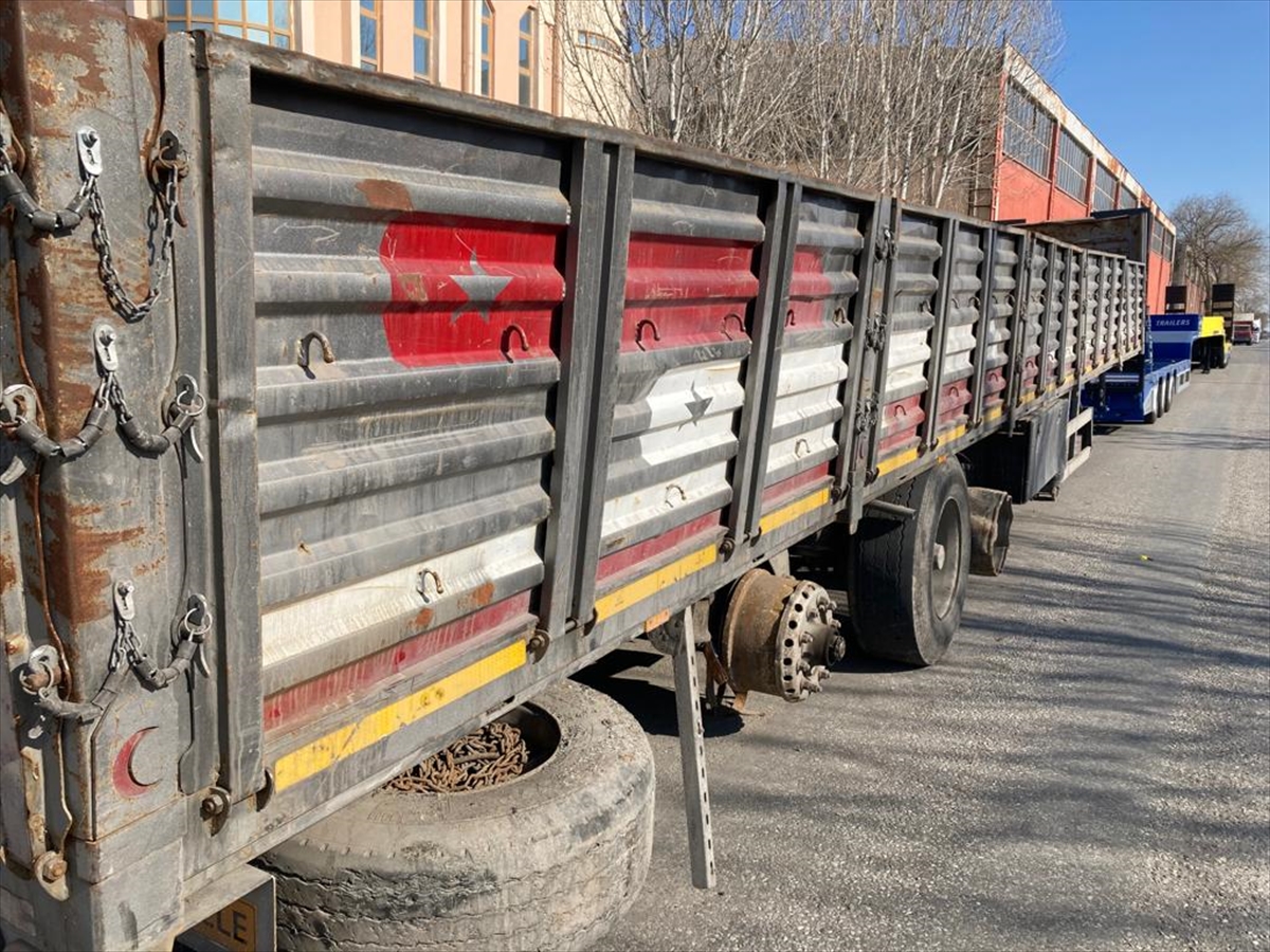 KONYA - Patlayan lastiklerle deprem bölgesine yardım ulaştıran tır sürücüsüne yeni dorse hediye edilecek