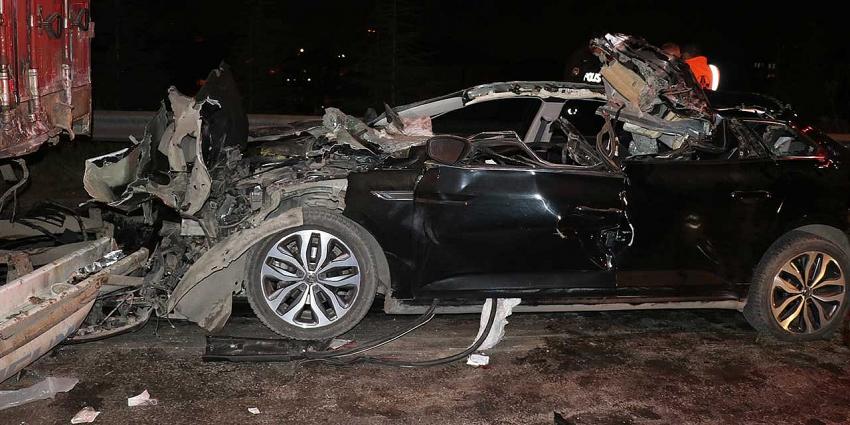 Konya plakalı tıra arkadan çarpan otomobilin sürücüsü yaşamını yitirdi