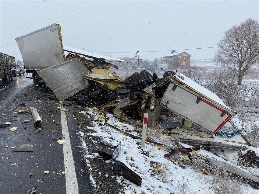 Konya plakalı tırın da karıştığı zincirleme kazada ortalık savaş alanına döndü: 1 ölü, 2 yaralı