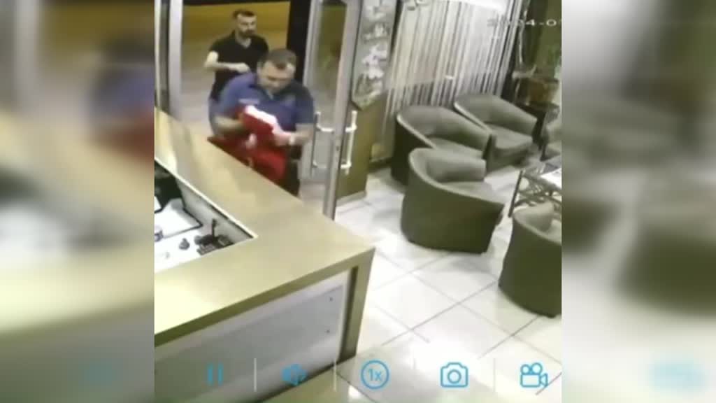 KONYA - Polis memurunun bayrak hassasiyeti takdir topladı