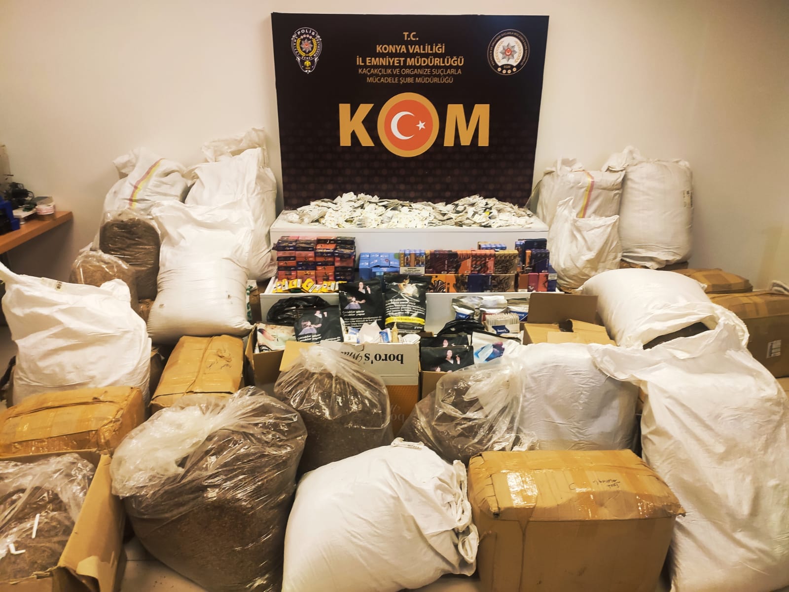 KONYA POLİSİ KAÇAKÇILARA GÖZ AÇTIRMADI. KAÇAKÇILARIN SAHTE ETİKET OYUNU ORTAYA ÇIKTI