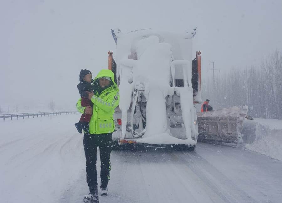 KONYA POLİSİ ZORLU HAVA KOŞULLARINDA 7 / 24 GÖREV BAŞINDA