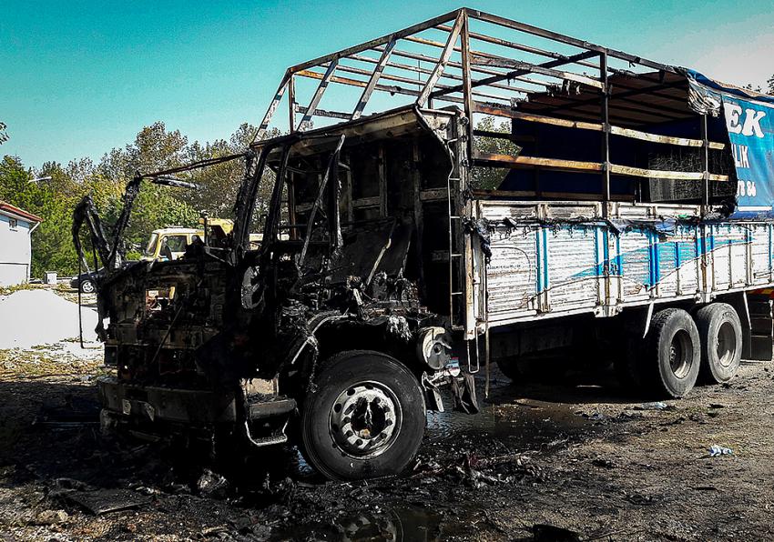Konya Selçuklu'da park halindeki kamyon kundaklandı.