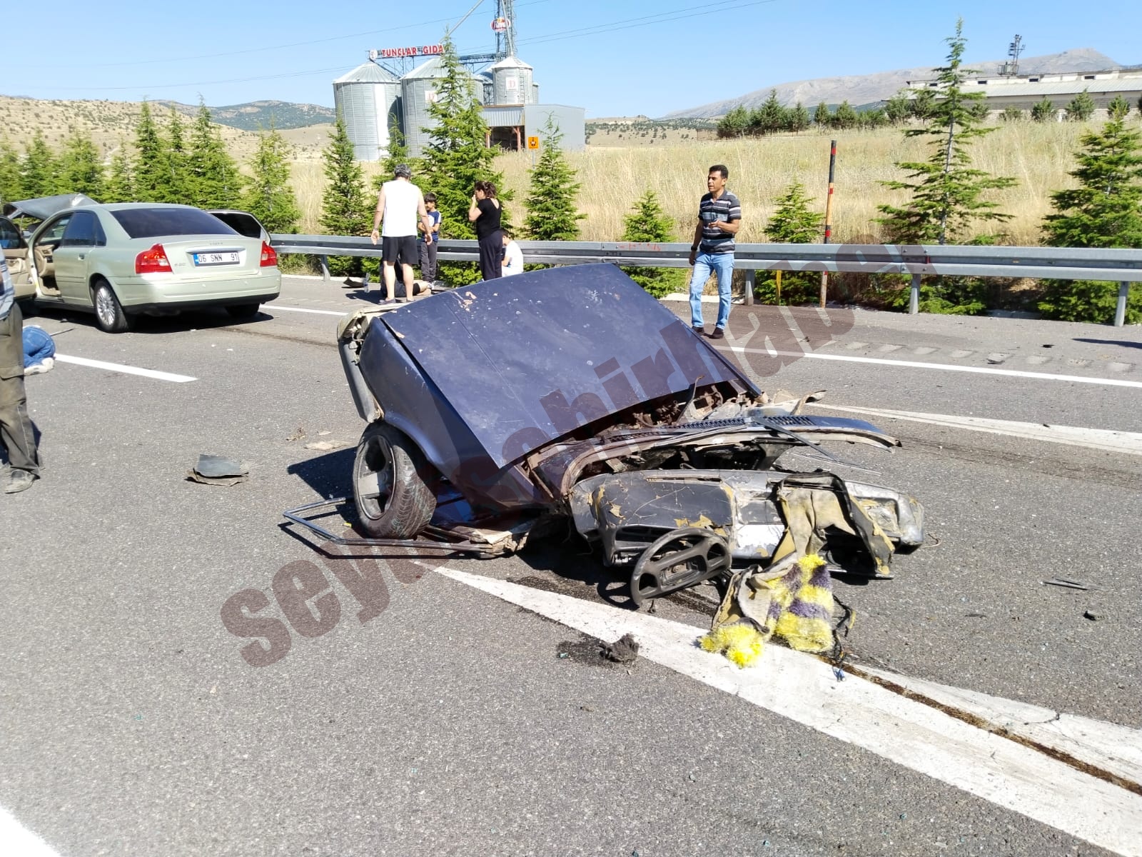 Konya  Seydişehir  Karayolunda Volvo’yla çarpışan araç  ikiye bölündü
