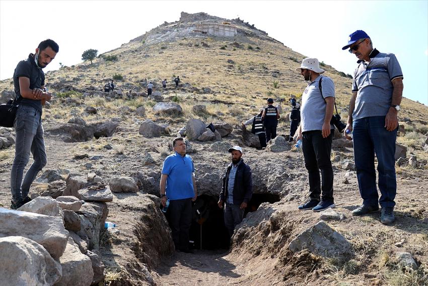 Konya Takkeli Dağ'da 9 yıldır yürütülen kazılarda 35 kaya mezarı bulundu