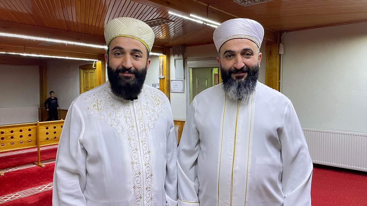 KONYA - Tarihi camide hatimle teravih geleneğini tek yumurta ikizi imamlar sürdürüyor