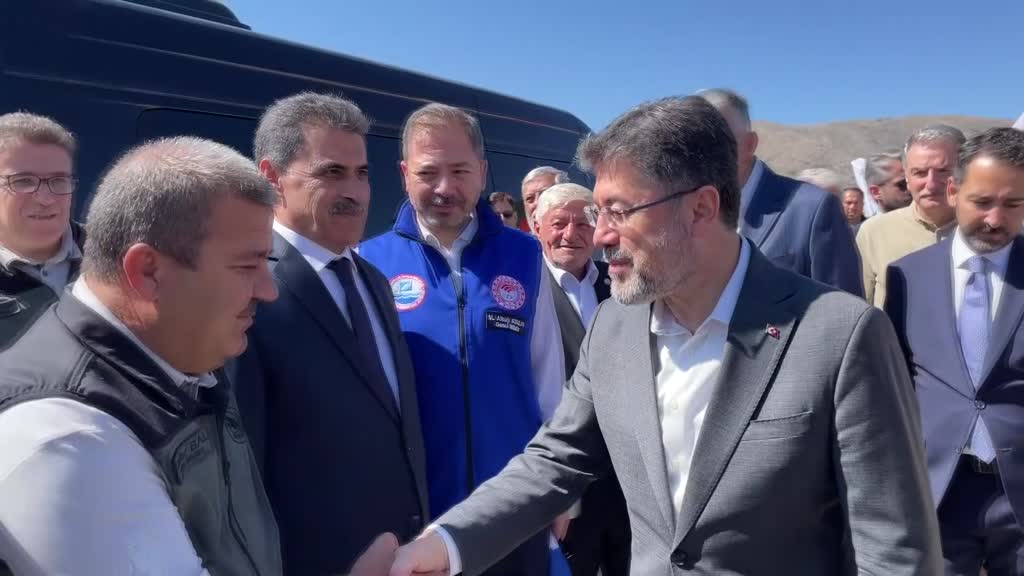 KONYA - Tarım ve Orman Bakanı İbrahim Yumaklı buğday hasadına katıldı