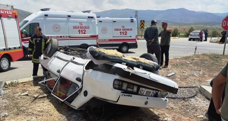 KONYA - Tır ile çarpışan otomobildeki 4 kişi yaralandı