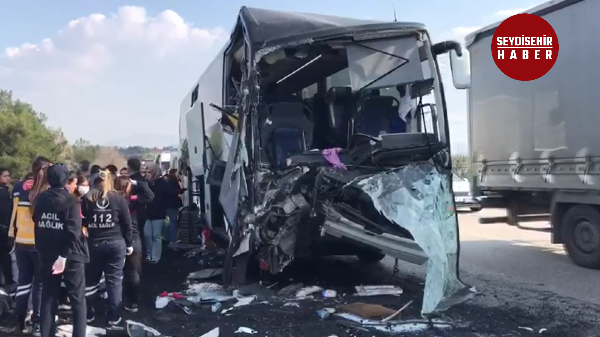 Konya'ya Depremzede getiren  Otobüs kamyona çarptı, 2 kişi öldü, 6 kişi yaralandı