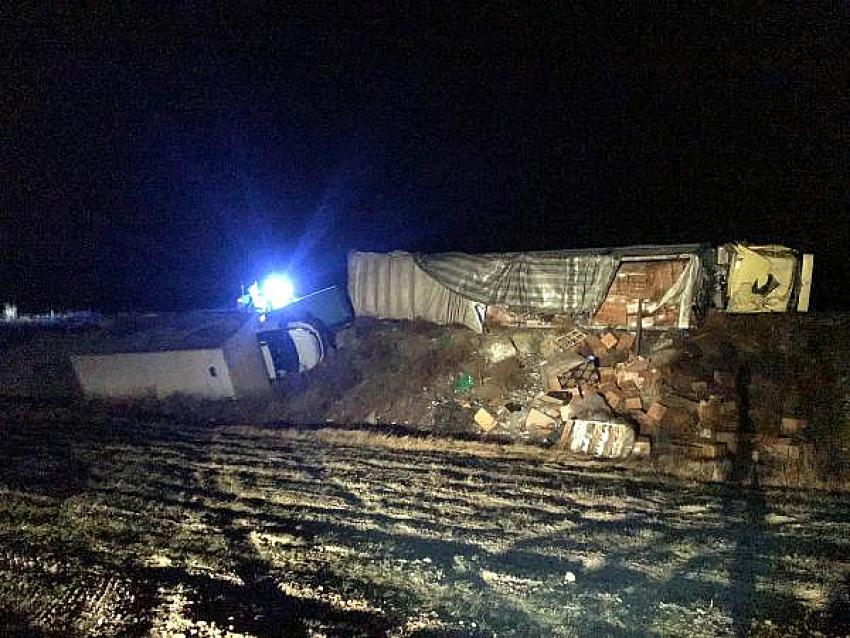 Konya yolunda aşırı rüzgar; TIR, kamyon, otomobil ve jandarma aracını devirdi: 2’si asker 5 yaralı