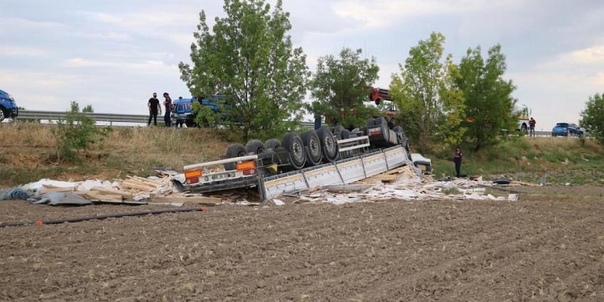 Konya yolunda feci kaza: Baba öldü, oğlu ağır yaralandı 